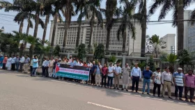 গাজায় গণহত্যার প্রতিবাদে ডিএসসিসি কর্মচারীদের বিক্ষোভ
