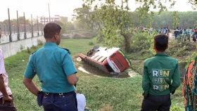 রাজশাহীতে ট্রাক-বাসের সংঘর্ষে নিহত তিন, আহত অর্ধশত