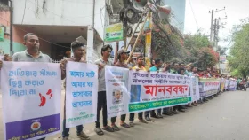 চট্টগ্রামে মানববন্ধন, উপদেষ্টা ফাউজুল কবিরের পদত্যাগ দাবি