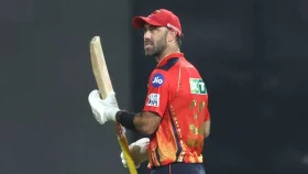 লাথি মেরে শাস্তি পেলেন ম্যাক্সওয়েল