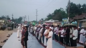 ঘর ভেঙে দেওয়ার প্রতিবাদে সড়ক অবরোধ করে নামাজ আদায়