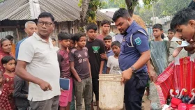 স্বেচ্ছাসেবক দল নেতার বাড়িতে পাওয়া গেল ৫ পেট্রোল বোমা