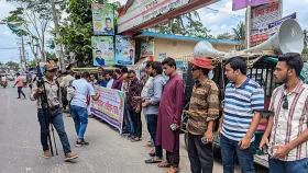 দেশ রূপান্তর প্রতিনিধিকে হুমকির প্রতিবাদে বাউফলে মানববন্ধন