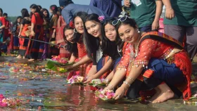 রাঙামাটিতে ফুল নিবেদনে শুরু বৈসাবি&rsquo;র আনুষ্ঠানিতা