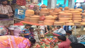 আধুনিকতার ভিড়ে মৃৎশিল্প বিলুপ্তির পথে