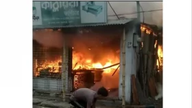 গুরুদাসপুরে ফার্নিচার ও পাটের &nbsp;গুদামে আগুন