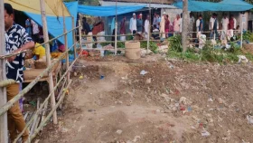 শ্রীপুরে বিএনপি নেতা বাজার ভেঙে জমিতে দিলেন বাঁশের বেষ্টনী &nbsp;
