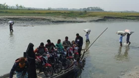দীর্ঘ ৫২ বছরেও নির্মাণ হয়নি ব্রিজ, নৌকাই তাদের এক ভরসা