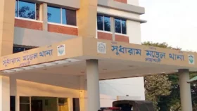 থানার সামনে ট্রাকচাপায় সিএনজি চালকের মৃত্যু