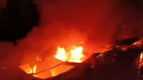 আশুলিয়ায় শ্রমিক কলোনিতে আগুনে পুড়ল ৩০ ঘর