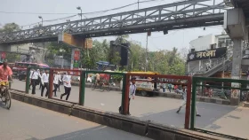 ঢাকা কলেজ ও সিটি কলেজের মধ্যে সংঘর্ষ চলছে