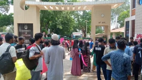 শিক্ষার্থী মারধরের ঘটনায় চবির প্রধান ফটকে তালা&nbsp;