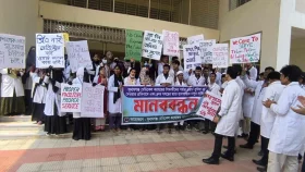 দুই দফা দাবিতে সুনামগঞ্জ মেডিকেল কলেজ শিক্ষার্থীদের মানববন্ধন