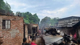 চট্টগ্রামে মালিপাড়ায় ভয়াবহ অগ্নিকাণ্ড, পুড়ে ছাই ২০ ঘর