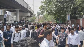 সাতরাস্তায় সড়ক অবরোধ পলিটেকনিক শিক্ষার্থীদের