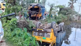 নোয়াখালীতে সড়কে দাঁড়িয়ে থাকা ট্রাকে আরেক ট্রাকের ধাক্কায় নিহত ২