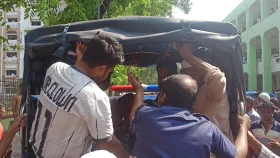 ছাত্রীকে যৌন হয়রানির অভিযোগে শিক্ষককে গণপিটুনির পর পুলিশে দিল জনতা