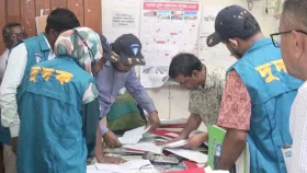 বরিশাল সাবরেজিস্ট্রি অফিসে দুদকের অভিযান