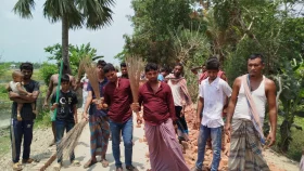 নিম্নমানের ইট দিয়ে সড়ক নির্মাণ,&nbsp; এলাকাবাসীর ঝাড়ু মিছিল