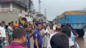 বেতন বোনাসের দাবিতে শ্রীপুরে মহাসড়ক অবরোধ