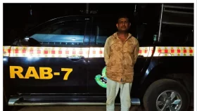 ভারতীয় অবৈধ শাড়িসহ ফেনীতে চোরাকারবারি আটক