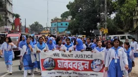 স্কুলছাত্রীকে ধর্ষণচেষ্টা শিক্ষককে গণধোলাই দিয়ে পুলিশে সোপর্দ, বিচারের দাবিতে বিক্ষোভ
