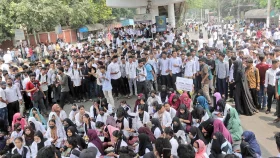 জুম্মার পর &lsquo;কাফনের কাপড় মাথায় বেঁধে&rsquo; পলিটেকনিক শিক্ষার্থীদের বিক্ষোভ