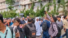 কাফনের কাপড় বেঁধে গণমিছিল করছে কারিগরি শিক্ষার্থীরা