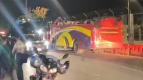 সংঘর্ষে ছাদ উড়ে গেলেও বাস চালিয়ে গেলেন চালক