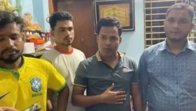 খুলনায় সমন্বয় পরিচয়ে চাঁদাবাজির সময় ৪ যুবক আটক
