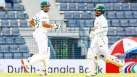 মেঘে ঢাকা আকাশ, ফ্লাডলাইটের আলোয় চাপ সামলে এগোচ্ছে বাংলাদেশ