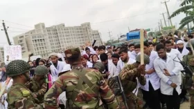 সুনামগঞ্জে মেডিকেল শিক্ষার্থীদের সড়ক অবরোধ, সেনাবাহিনীর ধাওয়া-লাঠিচার্জ