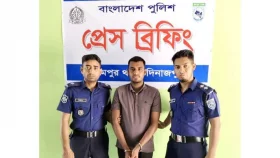 বিরামপুরে ছিনতাইকালে পুলিশের হাতে ভুয়া সেনাসদস্য আটক