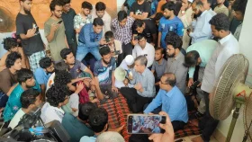 অনশনরত শিক্ষার্থীদের খোঁজ নিতে কুয়েটে শিক্ষা উপদেষ্টা