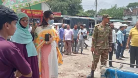 দোহাজারীতে রাস্তার পাশের অবৈধ স্থাপনা উচ্ছেদে অভিযান