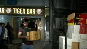 টাইগার বারে অভিযান, দেশি-বিদেশি মদসহ আটক ৪