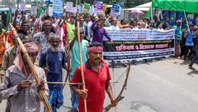 হত্যার অভিযোগে সাবেক এমপিকে গ্রেপ্তার দাবিতে সাঁওতালদের বিক্ষোভ 