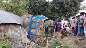 নিয়ন্ত্রণ হারিয়ে বসতঘরে ট্রাক, প্রাণ গেলো নারীর