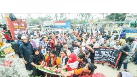 শ্রদ্ধা জানাতে এসে ক্ষতিপূরণ বিচার দাবি পরিবারের