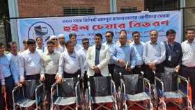 নারায়ণগঞ্জ ৩০০ শয্যা হাসপাতালে হুইল চেয়ার বিতরণ করলেন ডিসি