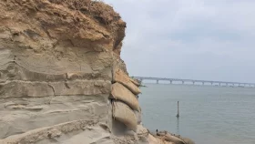পদ্মা সেতু প্রকল্পের পূর্ব পাশে রক্ষা বাঁধের ২ কিমি ভাঙনের ঝুঁকিতে