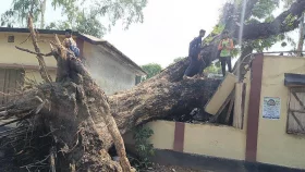 লালমনিরহাটে ঝড়ে শতাধিক ঘরবাড়ি বিধ্বস্ত
