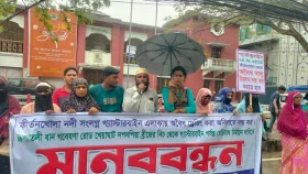 কীর্তনখোলা নদীতে অবৈধ ড্রেজিং বন্ধ ও বেড়িবাঁধ নির্মাণের দাবি