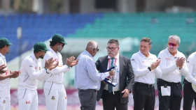 চট্টগ্রামে আইসিসি থেকে পাঠানো সম্মাননা  ডেভিড বুনকে দিলো বিসিবি
