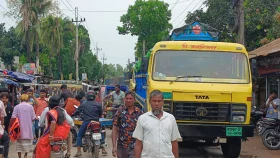 বুড়িমারী থেকে সরাসরি ট্রেন চালুর দাবিতে মহাসড়ক অবরোধ&nbsp;