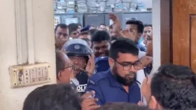 নারায়ণগঞ্জে সাবেক আইনমন্ত্রী আনিসুল হ&zwnj;ককে আইনজীবীদের চড়-থাপ্পড় &nbsp;