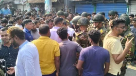 ৪ দাবিতে আড়াইহাজারে শ্রমিকদের বিক্ষোভ, সড়ক অবরোধ