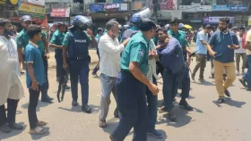 চট্টগ্রামে পুলিশের সঙ্গে ধস্তাধস্তি, আটক ৩