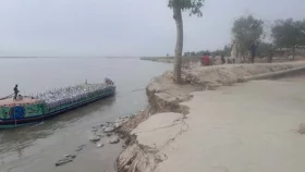 যমুনায় বিলীন বসতবাড়ি, ভাঙনের মুখে বিদ্যালয়