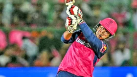 নিখুঁত সব ফ্লিক শটে লারার মন ভরিয়েছেন 'বস বেবি'